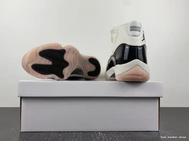 Reps LUCY WMNS AR0715-101 Air 11 Neapolitan Jordan 0620